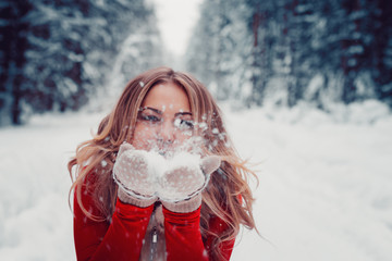 Photo charming naughty girl outdoors in winter with snow action game