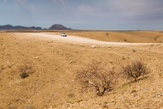 ein Auto durchquert die Landschaft am Kuiseb-Pass auf der C14, Namibia, Afrika