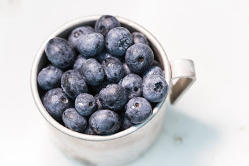 Blaubeeren in der Tasse