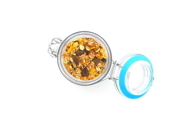 müsli im glas von oben auf weissen hintergrund