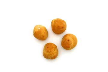 windbeutel auf einem weissen hintegrund