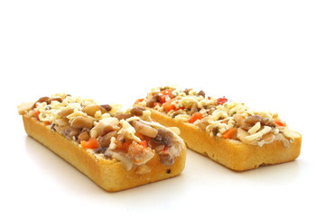 zwei tiefkühlbaguettes auf weißem hintergrund