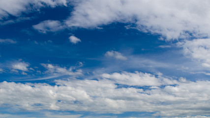 Obraz premium Blue sky with cloudy for nature background