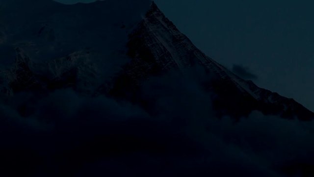 Zach&oacute;d słońca w g&oacute;rach. Dolina Mont Blanc. Chamonix - Alpy. Timelapse