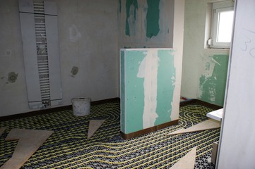 Sanierung eines Bades, Verlegung einer Fußbodenheizung