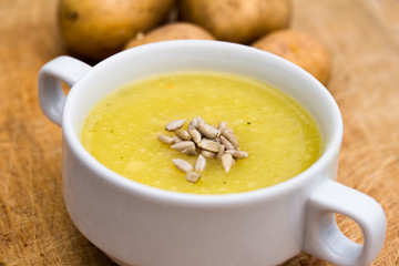 Kartoffelsuppe in einer Suppenschüssel