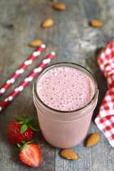 Strawberry almond smoothie in a mason jar.