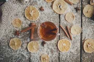 Рождественские декорации и  угощения с пряностями и цитрусами