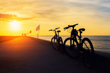 Fototapeta premium Silhouette Bicycle with beautiful landscape at sunset