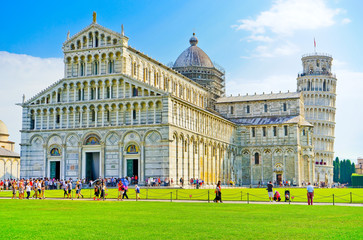 View of the Pisa Cathedral and the Leaning Tower in a sunny day in Pisa, Italy. - obrazy, fototapety, plakaty
