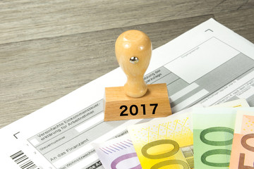 Eine Steuererklärung für Jahr 2017, Geld und Stempel