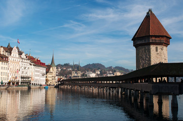 Naklejka premium Svizzera, 08/12/2016: lo skyline di Lucerna con vista della Torre dell'Acqua costruita nel 1300 come parte dell Ponte della Cappella e impiegata come archivio, tesoreria, prigione e camera di tortura