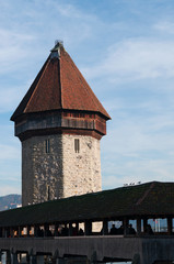 Svizzera, 08/12/2016: lo skyline di Lucerna con vista della Torre dell'Acqua costruita nel 1300 come parte dell Ponte della Cappella e impiegata come archivio, tesoreria, prigione e camera di tortura - obrazy, fototapety, plakaty