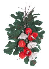 Брошь из валяной шерсти на белом фоне
