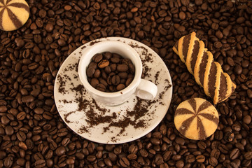 Espresso mit Kaffeebohnen und Plätzchen 