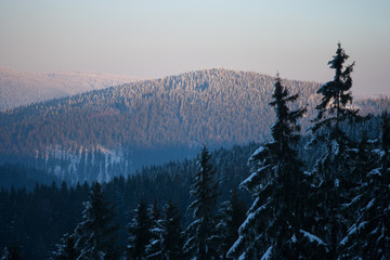 Widok na góry w Masywie Śnieżnik o zachodzie słońca, Kotlina Kłodzka