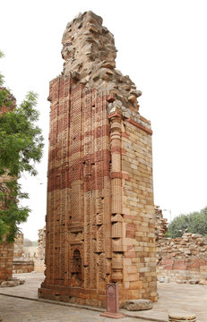 A pillar structure in Qutub Minar comples with Calligraphy and intricate design