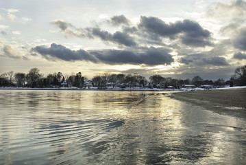 Obraz na płótnie Canvas Winter shoreline Warwick