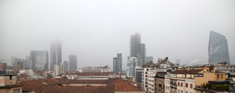 Milano nella nebbia e smog