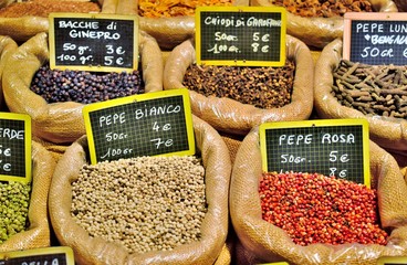 sacchetti contenenti spezie e condimenti in grani e semi
