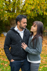 Obraz premium couple dating in autumn