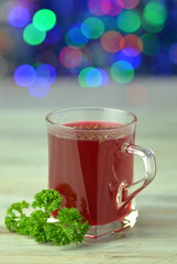 szklanka gorącego czerwonego barszczu 