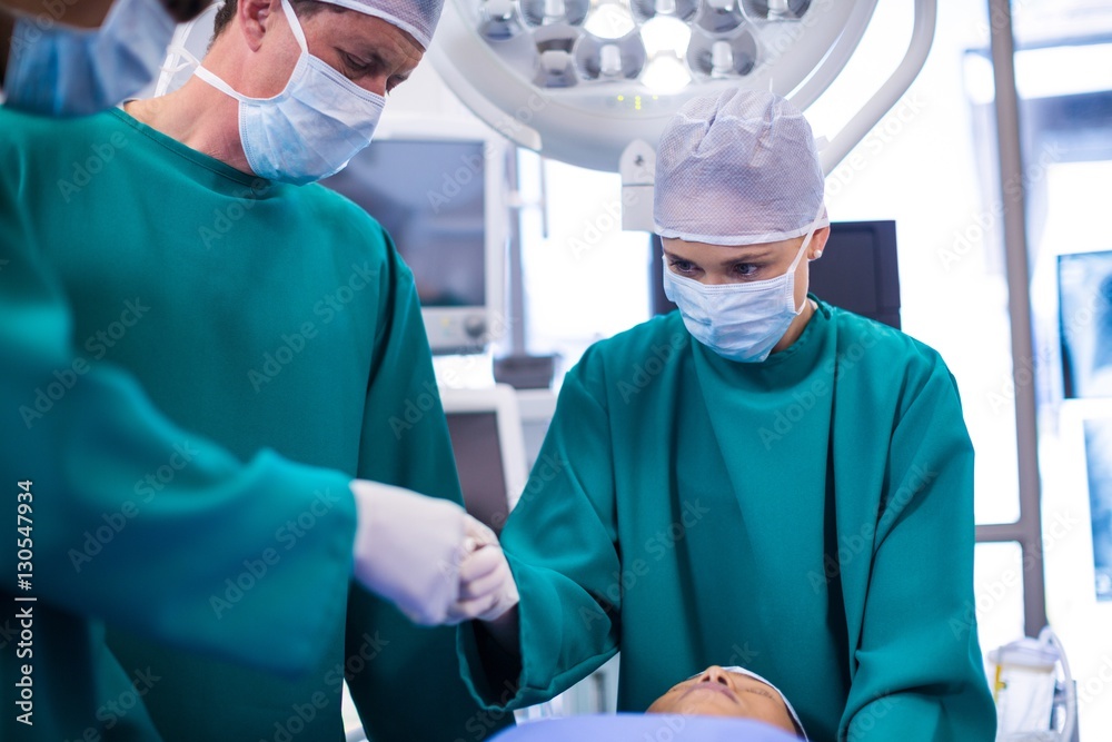 Poster Surgeons performing operation in operation theater