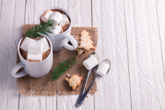Hot chocolate with marshmallows and cookies
