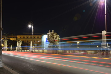 Scie di traffico sul ponte Vittorio Emanuele II