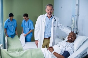 Obraz premium Portrait of doctor and patient in ward