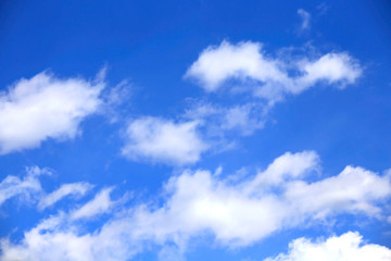 Naklejka premium jasne tło nieba z chmurami