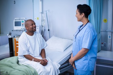 Obraz premium Nurse interacting with patient during visit