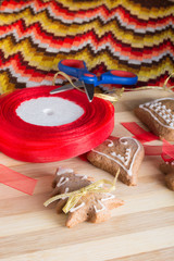 Decorating gingerbread cookies with colourfull ribbons