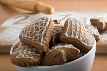 Bowl with gingerbread cookies