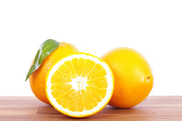 saftige Orange vor weißem Hintergrund