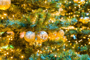 Obraz na płótnie Canvas beautiful and warm colored christmas decorations on christmas tree