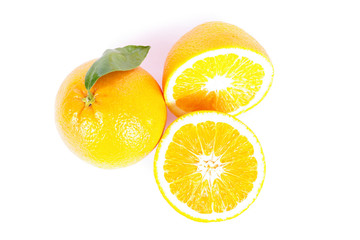 saftige Orange vor weißem Hintergrund