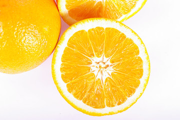 saftige Orange vor weißem Hintergrund