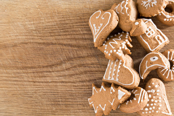Wooden plate with gingerbread cookies