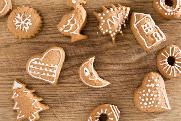 Wooden plate with gingerbread cookies