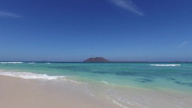 Fuerteventura: Grande Playas beach, una delle spiagge pi&ugrave; famose per il surf e il kitesurf, acqua cristallina, formazioni rocciose, sottosuolo, vista sull'isolotto di Lobos il 7 settembre 2016