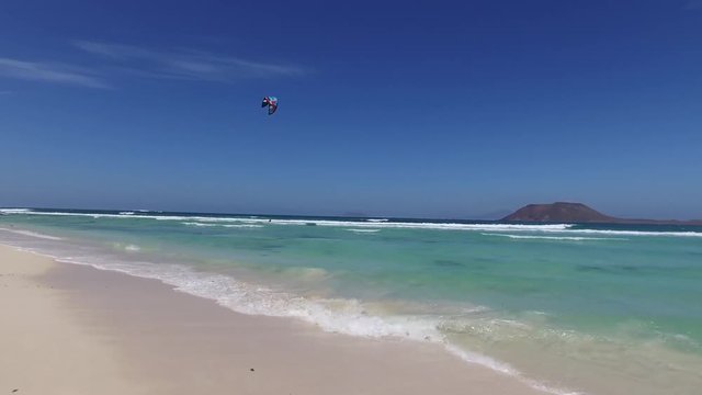Fuerteventura: Grande Playas beach, una delle spiagge pi&ugrave; famose per il surf e il kitesurf, acqua cristallina, formazioni rocciose, sottosuolo, vista sull'isolotto di Lobos il 7 settembre 2016