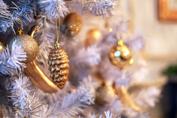 Obraz na płótnie Canvas white Christmas tree with gold toys
