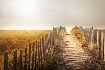 Afwasbaar Fotobehang Afdaling naar het strand Omheinde houten promenade naar het strand