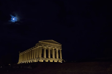 Obraz premium Tempio della Concordia di notte. Parco archeologico della Valle dei Templi, Agrigento / Sicilia IT