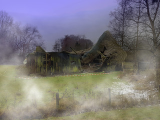 Eingestürztes Bauernhaus im Nebel