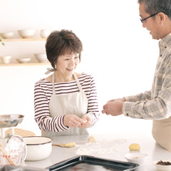 パン作りをするシニア夫婦