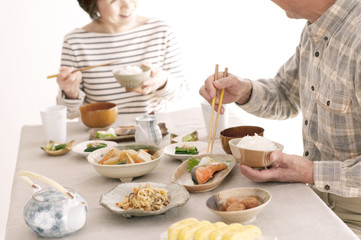 朝食を食べるシニア夫婦