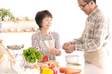 料理をするシニア夫婦