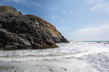 Fototapeta na wymiar Cliff into the sea